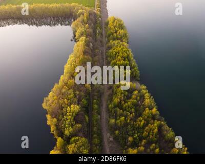 Vue aérienne de deux lacs par drone, populaire pour la pêche et belle eau calme au coucher du soleil. Forêt luxuriante au printemps. Banque D'Images