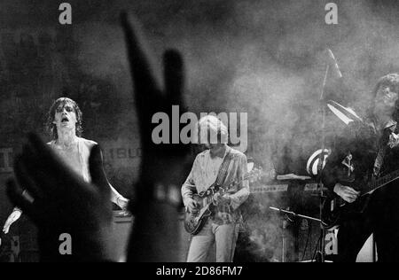 The Rolling Stones se produit en direct à Ahoy à Rotterdam, pays-Bas, le 13 1973 octobre L-R Mick Jagger, Mick Taylor, Keith Richards (photo de Gijsbert Hanekroot) Banque D'Images