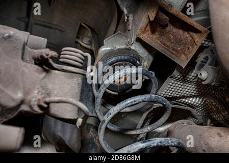 Suspension de voiture arrière par le dessous, ressorts de suspension visibles, amortisseur et système de freinage. Banque D'Images