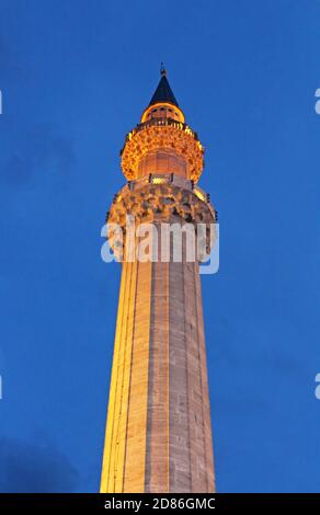 Vue nocturne du minaret de la mosquée Suleymaniye, la plus grande de la ville, Istanbul, Turquie Banque D'Images