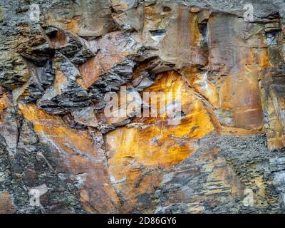 Pierre d'acier rouge et schiste gris dans la falaise à Runswick Bay, Côte du Yorkshire du Nord, Royaume-Uni. Banque D'Images