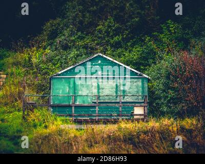 Cabane en bois au bord de la plage, Runswick Bay, North Yorkshire Coast, Royaume-Uni. Banque D'Images