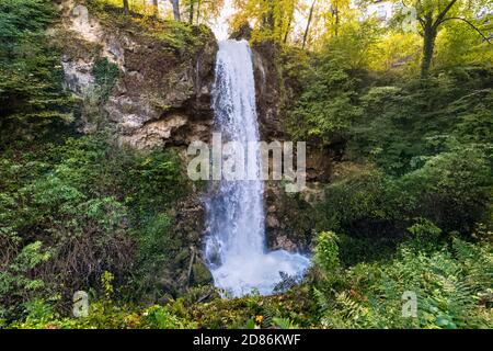 LILLAFURED, HONGRIE - OCTOBRE 19: (NOTE DE LA RÉDACTION: L'image a été améliorée numériquement.) La grande cascade coule au ruisseau Szinva (en hongrois: Szinva-patak) le 19 octobre 2020 à Lillafured, Hongrie. Banque D'Images