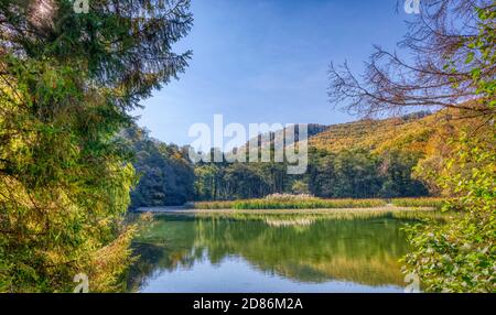 SZILVASVARAD, HONGRIE - OCTOBRE 20: (NOTE DE LA RÉDACTION: Image est un composite numérique [High Dynamic Range, HDR].) Vue générale d'un lac de montagne dans la vallée de Szalajka le 20 octobre 2020 à Szilvasvarad, Hongrie. Banque D'Images