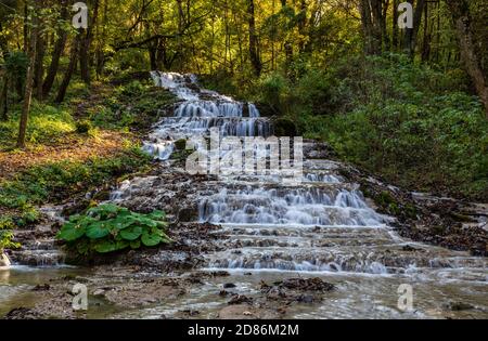 SZILVASVARAD, HONGRIE - OCTOBRE 20: (NOTE DE LA RÉDACTION: L'image a été améliorée numériquement.) Vue générale de la cascade Fatyol (en hongrois: Fátyol vízesés) dans la vallée de Szalajka le 20 octobre 2020 à Szilvasvarad, Hongrie. Banque D'Images