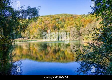 SZILVASVARAD, HONGRIE - OCTOBRE 20: (NOTE DE LA RÉDACTION: Image est un composite numérique [High Dynamic Range, HDR].) Vue générale d'un lac de montagne dans la vallée de Szalajka le 20 octobre 2020 à Szilvasvarad, Hongrie. Banque D'Images