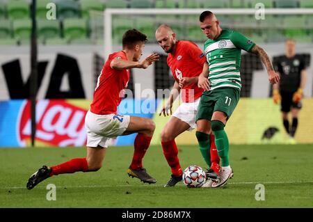 BUDAPEST, HONGRIE - SEPTEMBRE 29 : (l-r) Kristoffer Haugen de Molde FK, Eirik Hestad de Molde FK et Oleksandr Zubkov de Ferencvarosi TC en action lors du match de deuxième jambe de la Ligue des champions de l'UEFA entre Ferencvarosi TC et Molde FK au stade Ferencvaros le 29 septembre 2020 à Budapest, Hongrie. Banque D'Images