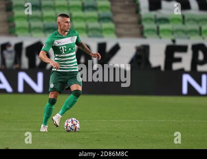 BUDAPEST, HONGRIE - SEPTEMBRE 29 : Oleksandr Zubkov de Ferencvarosi TC contrôle le ballon lors du match de la Ligue des Champions de l'UEFA deuxième coupe entre Ferencvarosi TC et Molde FK au stade Ferencvaros le 29 septembre 2020 à Budapest, Hongrie. Banque D'Images