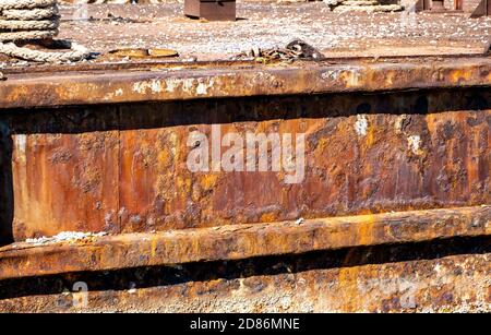 Vieux fond industriel en métal rouillé, vue rapprochée. Quai du port aux intempéries avec bornes d'amarrage Banque D'Images