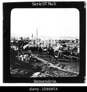 Projection für alle - Die Eroberung Serbiens. Série 57. Non 5. Semendria. Die serbische Stadt Semendria (Semendrovo) wurde am 11. Oktober 1915 von deutschen Truppen eingenommen. Die Firma „projection für alle“ wurde 1905 von Max Skladanowsky (1861-1939) gegründet. Sie produzierte bis 1928 FAST 100 Serien zu je 24 Glasdias im format 8,3 x 8,3 cm im sog. Verfahren. Die Serien umfasten Städte, Länder, Landschaften, Märchen und Sagen, das Alte Testament U. den 1. Weltkrieg. Banque D'Images