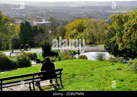 En automne, les gens qui surplombent la ville de Bristol depuis le Brandon Hill Park Banque D'Images