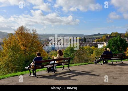 En automne, les gens qui surplombent la ville de Bristol depuis le Brandon Hill Park Banque D'Images