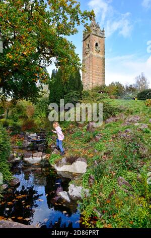 Tour Cabot et plan d'eau à Brandon Hill Park, Bristol, Royaume-Uni Banque D'Images