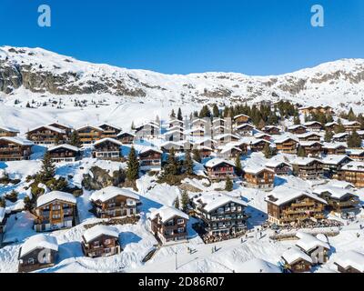 Bettmeralp, Suisse - février 16. 2019: Image aérienne du village de chalets des alpes suisses Bettmeralp dans le canton de Vaud. C'est l'un des célèbres hiver Banque D'Images