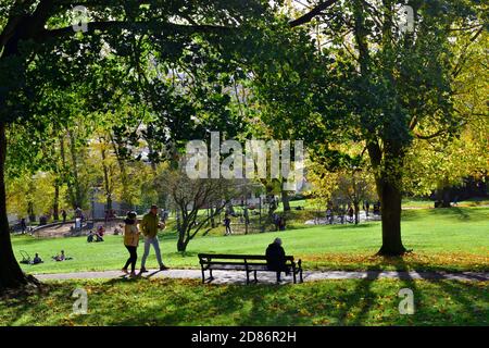 En automne, les gens peuvent se promener, s'asseoir et se détendre ou les enfants utilisent l'aire de jeux de Bristol, Brandon Hill Park, Royaume-Uni Banque D'Images