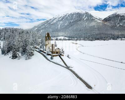 Église protestante San Gian avec tour non restaurée à Celerina près de Saint-Moritz, canton de Grison, Suisse Banque D'Images