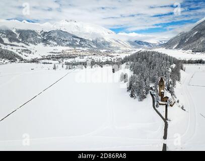 Vallée enneigée de Celarina près de Saint-Moritz avec l'église protestante San Gian, Suisse Banque D'Images