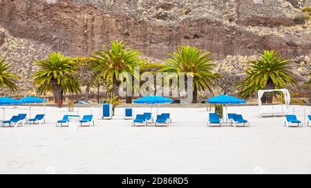 Plage vide avec chaises longues et parasols, Tenerife, Espagne. Banque D'Images