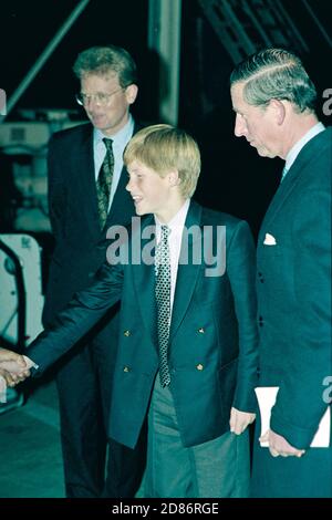 S.A.R. le prince Charles et un jeune prince Harry quittent Londres Aéroport de Heathrow pour l'Afrique du Sud octobre 1997 Banque D'Images