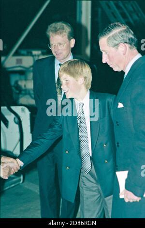 S.A.R. le prince Charles et un jeune prince Harry quittent Londres Aéroport de Heathrow pour l'Afrique du Sud octobre 1997 Banque D'Images