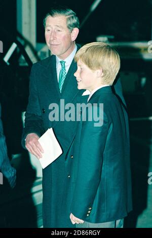 S.A.R. le prince Charles et un jeune prince Harry quittent Londres Aéroport de Heathrow pour l'Afrique du Sud octobre 1997 Banque D'Images