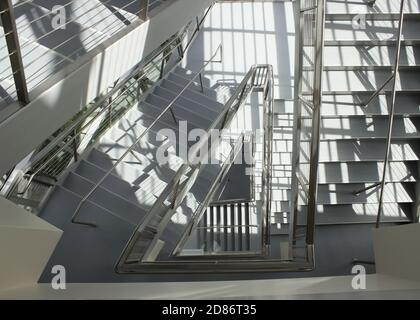 Escalier intérieur d'un immeuble de bureaux moderne Banque D'Images