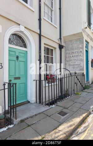 La vieille ville de Hastings, la porte géorgienne et l'ancien panneau peint en écaillage sur le mur annonçant un peintre et un vitrier, East Sussex, Royaume-Uni Banque D'Images