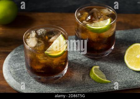 Cocktail Cuba libre avec rhum et citron vert Banque D'Images