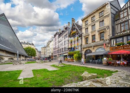 Des maisons et des boutiques à colombages bordent la rue en face du champ où Jeanne d'Arc a été brûlée dans le village médiéval de Rouen, en France Banque D'Images