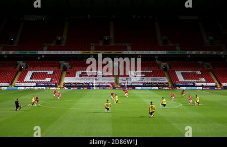 Les joueurs de Charlton Athletic et d'Oxford United prennent un genou avant le lancement lors du match Sky Bet League One à la Valley, Londres. Banque D'Images