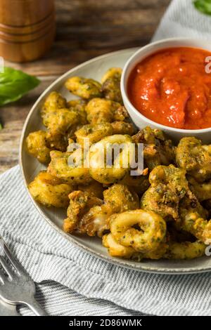 Hors-d'œuvre calamari frits maison avec sauce Marinara Banque D'Images