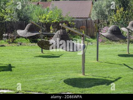 Chapeaux rustiques en forme de parapluie tissés à partir de branches de saule au château de Clay, dans la vallée des fées Banque D'Images