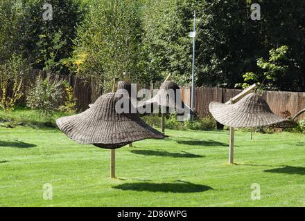 Chapeaux rustiques en forme de parapluie tissés à partir de branches de saule au château de Clay, dans la vallée des fées Banque D'Images