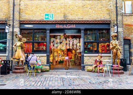 Extérieur du café Hans & Gretel inspiré du conte de fées à Camden Market, Londres, Royaume-Uni Banque D'Images
