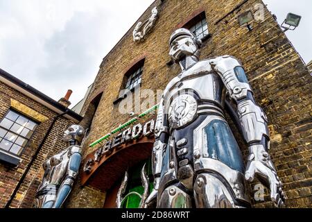 Boutique Cyberdog dans Camden Market - vêtements pour les ravers et autres sous-cultures, Londres, UK Banque D'Images