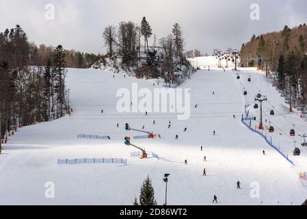 Krynica Zdroj, Pologne - 30 janvier 2020 : vue aérienne des skieurs sur la piste de la station de ski de Jaworzyna Krynicka Banque D'Images