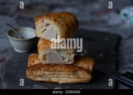 Petits pains à la saucisse fraîchement préparés Banque D'Images