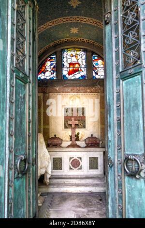 Intérieur d'un mausolée à la nécropole grecque du cimetière de Norwood Ouest, Londres, Royaume-Uni Banque D'Images