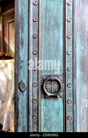 Porte d'un mausolée à la nécropole grecque du cimetière de Norwood Ouest, Londres, Royaume-Uni Banque D'Images