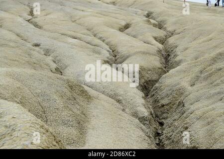 Canal d'eau non ondulé dans une texture de sol sec. Les volcans Berca Mud sont une réserve géologique et botanique. De petites structures en forme de volcan ont causé b Banque D'Images