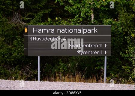 Panneau routier pour les entrées du parc national de Hamra, Suède Banque D'Images