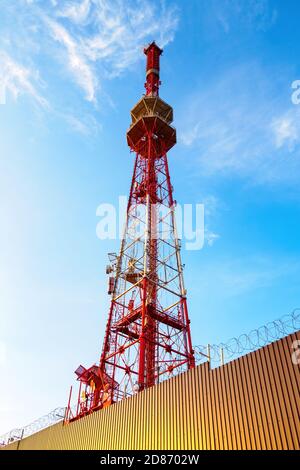 Tour de télévision de Pyatigorsk sur fond de ciel bleu avec des nuages par beau temps Banque D'Images