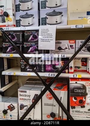 Fermé les allées dans un supermarché contenant ce que le gallois Le gouvernement considère comme des « articles non essentiels » Banque D'Images