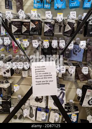 Fermé les allées dans un supermarché contenant ce que le gallois Le gouvernement considère comme des « articles non essentiels » Banque D'Images