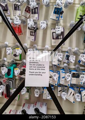 Fermé les allées dans un supermarché contenant ce que le gallois Le gouvernement considère comme des « articles non essentiels » Banque D'Images