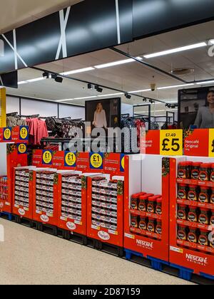 Fermé les allées dans un supermarché contenant ce que le gallois Le gouvernement considère comme des « articles non essentiels » Banque D'Images