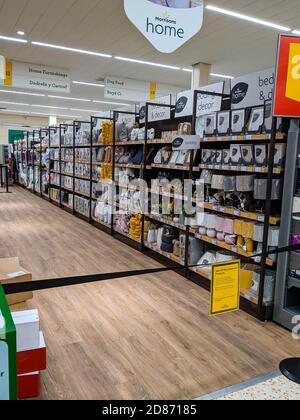 Fermé les allées dans un supermarché contenant ce que le gallois Le gouvernement considère comme des « articles non essentiels » Banque D'Images