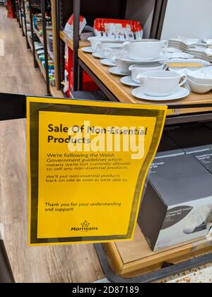 Fermé les allées dans un supermarché contenant ce que le gallois Le gouvernement considère comme des « articles non essentiels » Banque D'Images