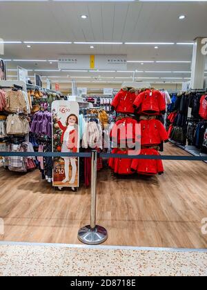 Fermé les allées dans un supermarché contenant ce que le gallois Le gouvernement considère comme des « articles non essentiels » Banque D'Images