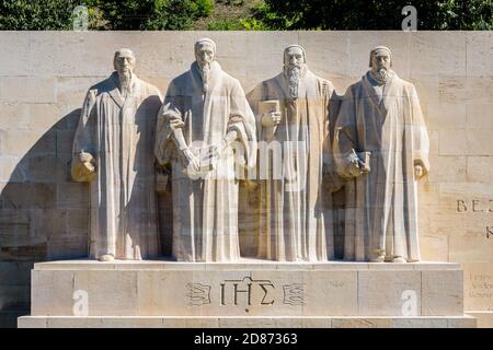 Les quatre statues au centre du mur de la réforme à Genève, en Suisse, représentent John Calvin et les principaux partisans du Calvinisme. Banque D'Images